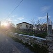 Casa rurale con grande terreno alla fine di un villaggio vicino a Burgas.