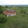 Casa con grande terreno, all`estremità del villaggio e vicino al mare