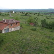 Casa con grande terreno, all`estremità del villaggio e vicino al mare