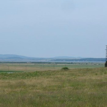 Terra in un villaggio verso il mare