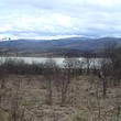 Terra sul lago di diga di Sopot
