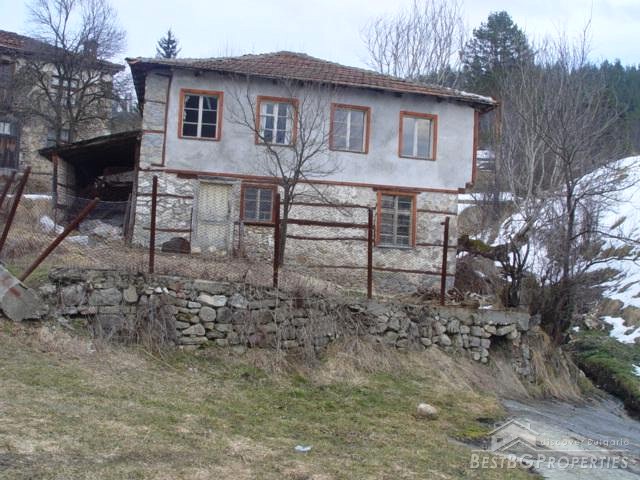 Grande casa di 2 piani in vendita vicino a Smolyan
