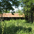 Strada pubblica vicina rurale vecchia di casa