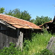 Strada pubblica vicina rurale vecchia di casa