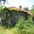 Casa rurale vecchia con il giardino grande alla fine del villaggio