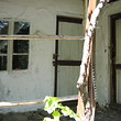 Casa rurale vecchia con il giardino grande alla fine del villaggio