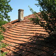 Casa rurale vecchia con il giardino grande alla fine del villaggio