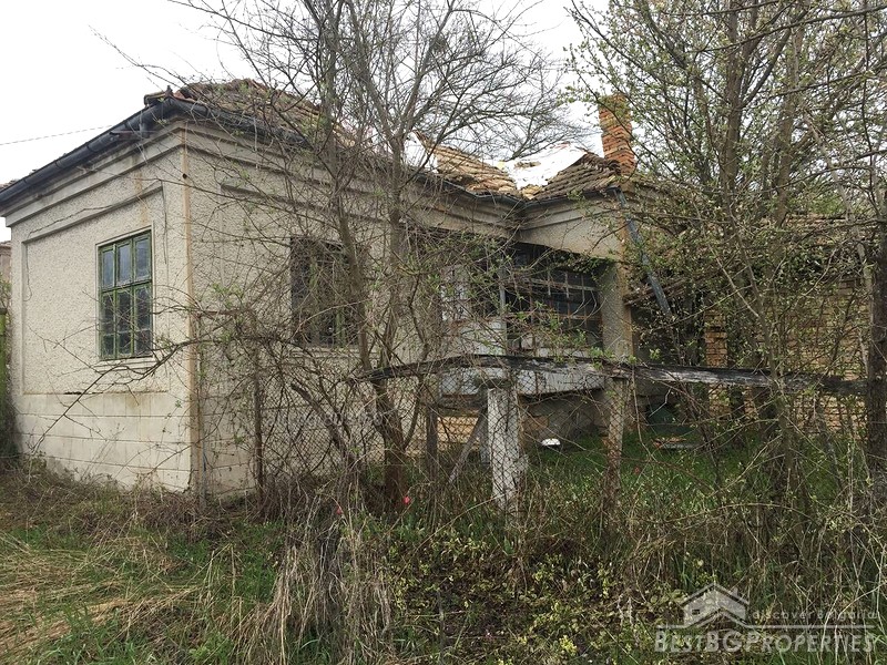 terreno panoramico con vecchia casa vicino a Varna