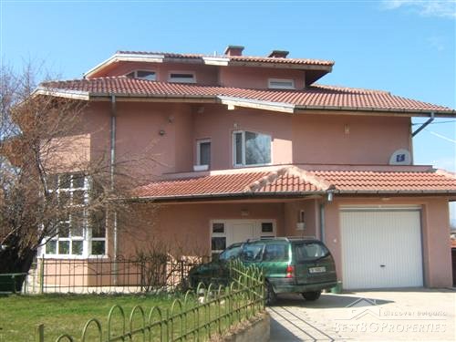 Tre piani casa in vendita vicino a Varna 