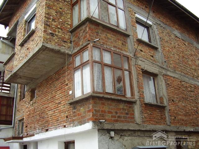 Due piani, costruito in mattoni casa in riva al mare