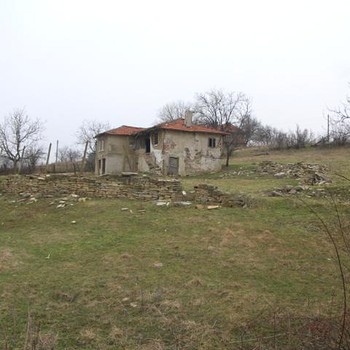 2 piani, vecchia casa in vendita vicino Sredets